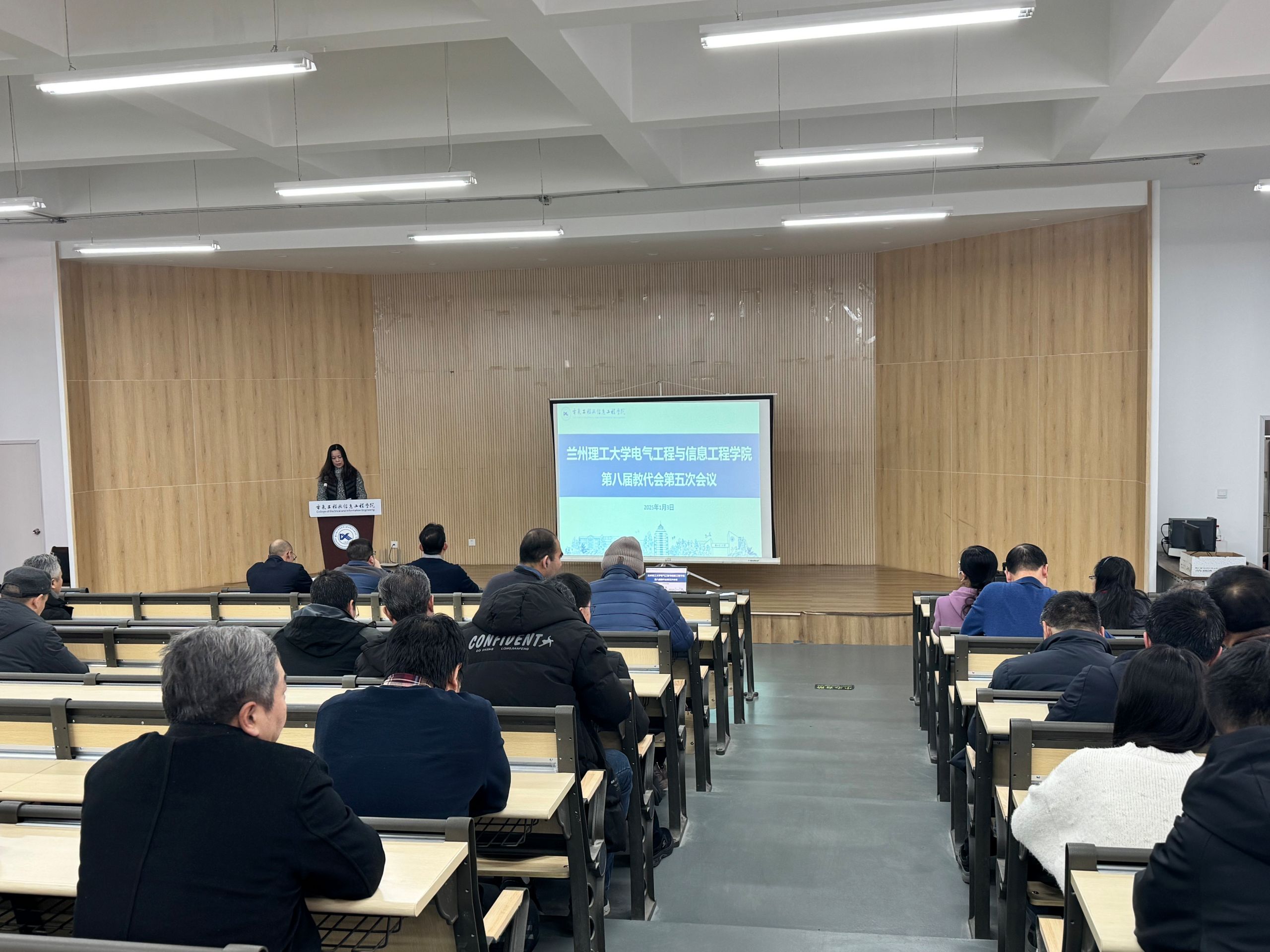 无码影片
召开第八届五次教职工代表大会